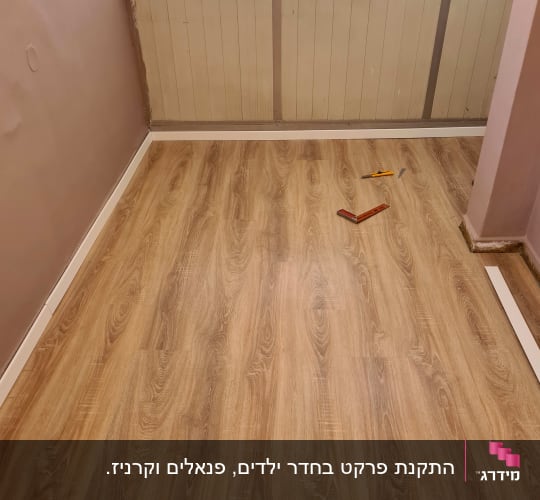 רצפת פרקט עץ עם כלי עבודה על הרצפה